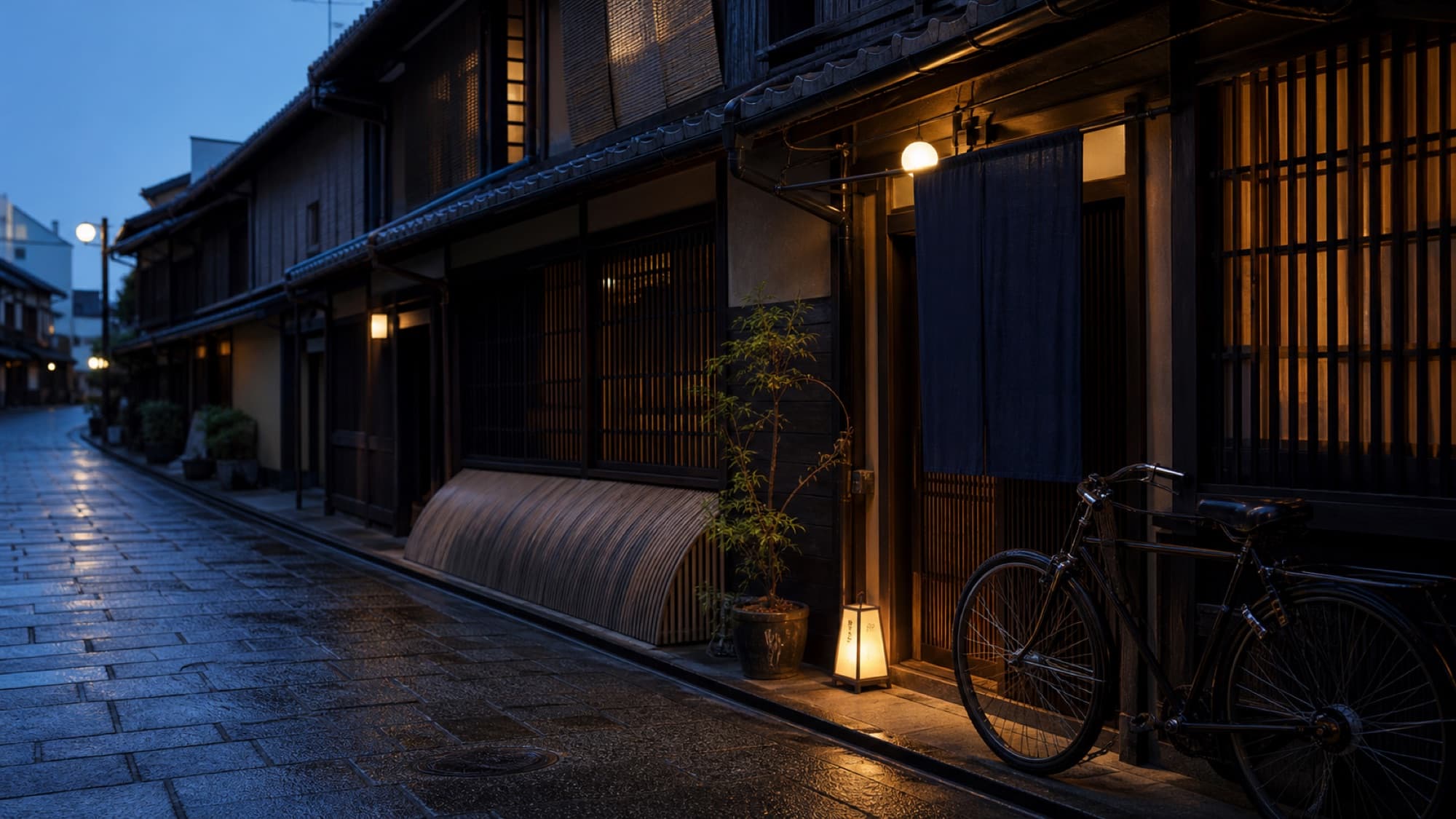 夕暮れの京都の町家と石畳の路地
